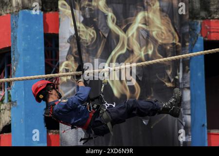 Jakarta est, Dki Jakarta, Indonésie. 20 juin 2024. Un pompier passe à travers un obstacle de crawl commando lors du Jakarta Fire Fighter Challenge (JFFC) 2024 au Jakarta Gulkarmat Education and Training Center, Ciracas, Jakarta est, jeudi (20/6/2024). L'événement a été organisé pour commémorer le 497e anniversaire de la province de Djakarta DKI. (Crédit image : © Gema Azwar Hakiki/ZUMA Press Wire) USAGE ÉDITORIAL SEULEMENT! Non destiné à UN USAGE commercial ! Banque D'Images