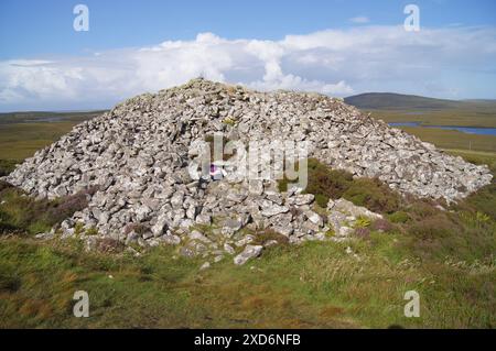 Barpa Langass, un cairn chambré néolithique sur l'île de North Uist dans les Hébrides extérieures de l'Écosse, Royaume-Uni - référence de grille 57°34'14"N 7°17'30"W Banque D'Images