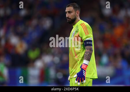 Gelsenkirchen, Allemagne. 20 juin 2024. Gianluigi Donnarumma, Italien, regarde le match du Groupe B de l'UEFA Euro 2024 entre l'Espagne et l'Italie à l'Arena AufSchalke le 20 juin 2024 à Gelsenkirchen, Allemagne. Crédit : Marco Canoniero/Alamy Live News Banque D'Images