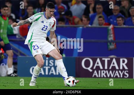 Gelsenkirchen, Allemagne. 20 juin 2024. Alessandro Bastoni, Italien, en action lors du match de l'UEFA Euro 2024 Groupe B opposant l'Espagne et l'Italie à l'Arena AufSchalke le 20 juin 2024 à Gelsenkirchen, Allemagne. Crédit : Marco Canoniero/Alamy Live News Banque D'Images