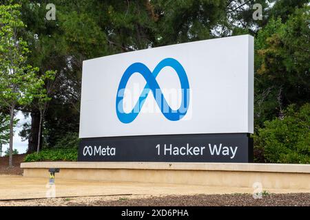 Menlo Park, États-Unis. 08 mai 2023. Le logo du groupe Facebook Meta peut être vu près du siège de la société. Crédit : Andrej Sokolow/dpa/Alamy Live News Banque D'Images