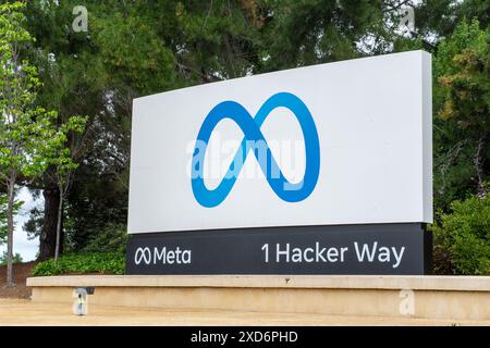 Menlo Park, États-Unis. 08 mai 2023. Le logo du groupe Facebook Meta peut être vu près du siège de la société. Crédit : Andrej Sokolow/dpa/Alamy Live News Banque D'Images