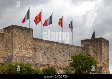 Caen, France - 21 juillet 2017 : drapeaux de la France, de la Normandie et de l'Union européenne flottant au-dessus du rempart entourant le château de Caen en Normandie. Banque D'Images