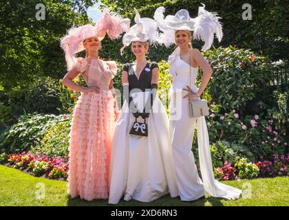 Ascot, Berkshire, Royaume-Uni. 20 juin 2024. Trois jeunes dames posent pour les caméras. Courses hippiques le jour des dames (jour 3) de Royal Ascot. Dapper messieurs en tenue formelle et dames, souvent en robes et créations de chapeau élaborées peuvent être vus arriver et se mélanger avant d'aller aux courses. Crédit : Imageplotter/Alamy Live News Banque D'Images