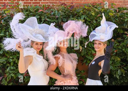 Ascot, Berkshire, Royaume-Uni. 20 juin 2024. Trois jeunes dames posent pour les caméras. Courses hippiques le jour des dames (jour 3) de Royal Ascot. Dapper messieurs en tenue formelle et dames, souvent en robes et créations de chapeau élaborées peuvent être vus arriver et se mélanger avant d'aller aux courses. Crédit : Imageplotter/Alamy Live News Banque D'Images