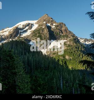 Le mont Olympe s'élève dans Clear Blue Sky dans le parc national olympique Banque D'Images