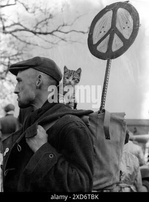 27 mars 1959 : Londres Angleterre, Royaume-Uni : des milliers de manifestants ont pris part à la marche de protestation de 50 Mile, exigeant une interdiction des armes nucléaires. Les manifestations qui ont commencé à partir de l'Atomic Weapons Establishment, Aldermaston, aujourd'hui, et se termineront par une manifestation de masse à Trafalgar Square le lundi de Pâques. PAT FARRER, de Paddington, emmène son chaton LOUCHE pour compagnie quand il a participé à la marche d'Aldermaston aujourd'hui. (Image de crédit : © Keystone Press Agency/ZUMA Press Wire). UTILISATION ÉDITORIALE UNIQUEMENT ! Non destiné à UN USAGE commercial ! Banque D'Images