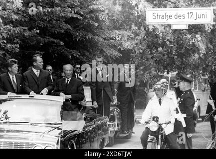 25 juin 1963 : Cologne, Allemagne de l'Ouest : le dernier jour de sa visite, je suis l'Allemagne, le président des États-Unis JOHN F. KENNEDY a eu une visite de 7 heures à Berlin. La caravane de voiture sur la rue du 17 juin à Brandenburger Gate. (Image de crédit : © Keystone Press Agency/ZUMA Press Wire). UTILISATION ÉDITORIALE UNIQUEMENT ! Non destiné à UN USAGE commercial ! Banque D'Images