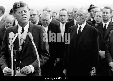 25 juin 1963 : Cologne, Allemagne de l'Ouest : le dernier jour de sa visite, je suis l'Allemagne, le président des États-Unis JOHN F. KENNEDY a eu une visite de 7 heures à Berlin. La caravane de voiture sur la rue du 17 juin à Brandenburger Gate. (Image de crédit : © Keystone Press Agency/ZUMA Press Wire). UTILISATION ÉDITORIALE UNIQUEMENT ! Non destiné à UN USAGE commercial ! Banque D'Images