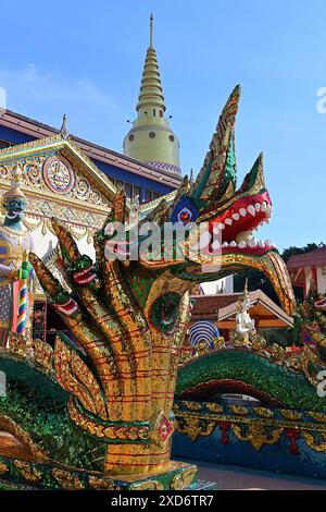 Grande sculpture naga ornée avec plusieurs têtes, gardant l'entrée de la salle de prière du Wat Chayamangkalaram, le plus ancien temple bouddhiste siamois de Penang Banque D'Images
