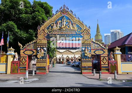 Entrée principale du Wat Chayamangkalaram, fondé en 1845, le plus ancien temple bouddhiste siamois Theravada dans l'État malaisien de Penang Banque D'Images