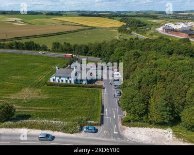 Poundbury, Dorchester, Dorset, Royaume-Uni. 20 juin 2024. Vue aérienne du restaurant McDonalds à Monkey’s Jump à côté de l’A35 à Poundbury à Dorchester dans le Dorset par une chaude journée d’été. Crédit photo : Graham Hunt/Alamy Live News Banque D'Images