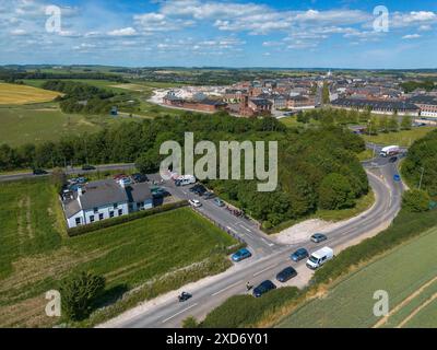 Poundbury, Dorchester, Dorset, Royaume-Uni. 20 juin 2024. Vue aérienne du restaurant McDonalds à Monkey’s Jump à côté de l’A35 à Poundbury à Dorchester dans le Dorset par une chaude journée d’été. Crédit photo : Graham Hunt/Alamy Live News Banque D'Images