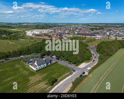 Poundbury, Dorchester, Dorset, Royaume-Uni. 20 juin 2024. Vue aérienne du restaurant McDonalds à Monkey’s Jump à côté de l’A35 à Poundbury à Dorchester dans le Dorset par une chaude journée d’été. Crédit photo : Graham Hunt/Alamy Live News Banque D'Images