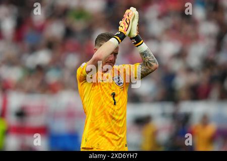 Jordan Pickford (Angleterre) salue les supporters lors du match de l'UEFA Euro 2024 entre l'Espagne et l'Italie, Groupe B, date 2, disputé au stade Veltins-Arena le 20 juin 2024 à Gelsenkirchen, Allemagne. (Photo de Sergio Ruiz/Pressinphoto/Icon Sport) crédit : AGENCE SPORTIVE PRESSINPHOTO/Alamy Live News Banque D'Images