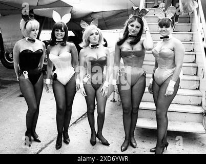 17 mai 1969 : Londres, Angleterre, Royaume-Uni : à l'aéroport de Londres sont arrivées hier cinq filles britanniques, après avoir passé six mois de formation au siège de l'organisation Playboy à Chicago à Park Lane, Londres. Ces cinq filles à leur arrivée à l'aéroport de Londres. IL S'AGIT DE (DE GAUCHE À DROITE) KATHLEEN BASCOMBE, DOLLY READ, CATHERINE MCDONALD, DOREEN ALLEN ET JOANNE FINDLAY. (Image de crédit : © Keystone Press Agency/ZUMA Press Wire). UTILISATION ÉDITORIALE UNIQUEMENT ! Non destiné à UN USAGE commercial ! Banque D'Images