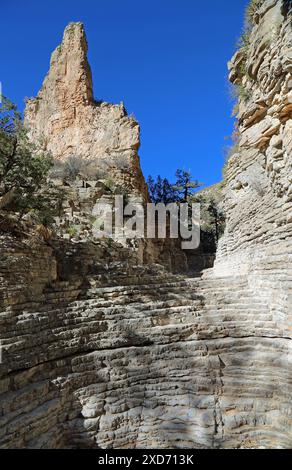 Paysage vertical avec Devils Hall - Guadalupe Mountains NP, Texas Banque D'Images