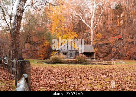 Moulin grange Cuttalossa dans le comté de Bucks en Pennsylvanie avec feuillage d'automne coloré. Banque D'Images