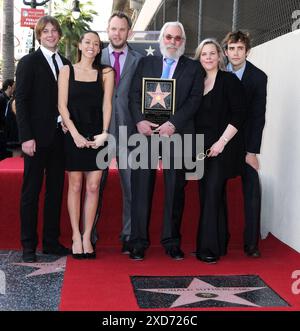 Hollywood, États-Unis. 26 janvier 2011. 26 janvier 2011 Hollywood, CA Angus Sutherland avec date, Roeg Sutherland, Donald Sutherland, Rachel Sutherland et Rossif Sutherland Donald Sutherland honorés d'une étoile sur le Hollywood Walk of Fame © Tammie Arroyo/AFF-USA. Crédit COM : AFF/Alamy Live News Banque D'Images