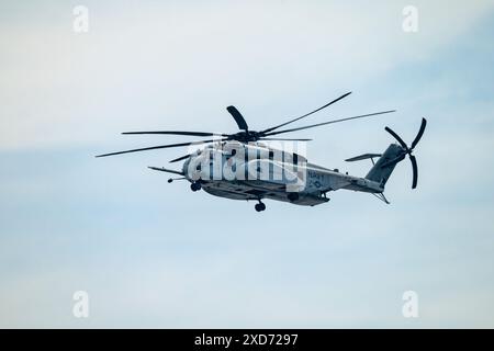 Hélicoptère moderne de l'US Navy volant dans les airs Banque D'Images