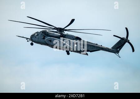 Hélicoptère moderne de l'US Navy volant dans les airs Banque D'Images