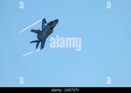 Supersonique United States Navy F 35-B Fighter Jet volant dans le ciel Banque D'Images