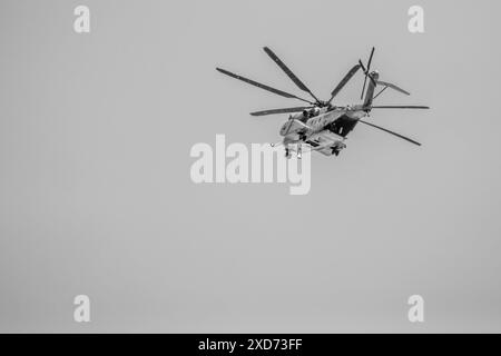 Hélicoptère moderne de l'US Navy volant dans les airs Banque D'Images