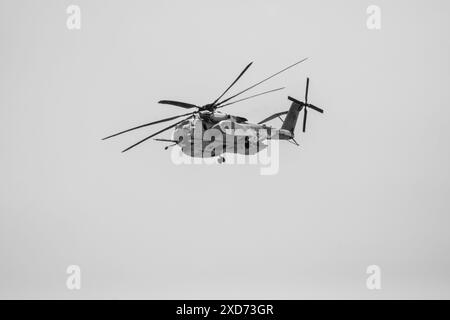 Hélicoptère moderne de l'US Navy volant dans les airs Banque D'Images