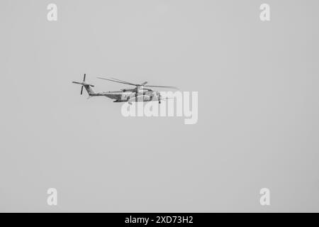 Hélicoptère moderne de l'US Navy volant dans les airs Banque D'Images