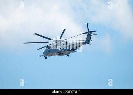 Hélicoptère moderne de l'US Navy volant dans les airs Banque D'Images