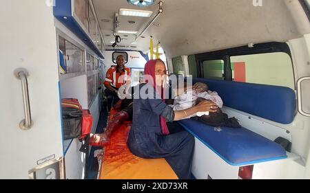 Rafah, Gaza. 20 juin 2024. Le personnel d’urgence palestinien transporte les blessés après une frappe aérienne israélienne sur un bâtiment à Rafah dans le Sud de la bande de Gaza, le 20 juin 2024. Photo de la Défense civile palestinienne/UPI crédit : UPI/Alamy Live News Banque D'Images