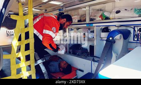 Rafah, Gaza. 20 juin 2024. Le personnel d’urgence palestinien transporte les blessés après une frappe aérienne israélienne sur un bâtiment à Rafah dans le Sud de la bande de Gaza, le 20 juin 2024. Photo de la Défense civile palestinienne/UPI crédit : UPI/Alamy Live News Banque D'Images