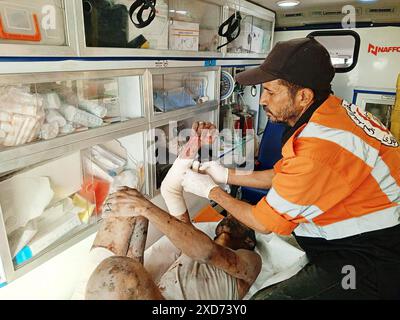 Rafah, Gaza. 20 juin 2024. Le personnel d’urgence palestinien transporte les blessés après une frappe aérienne israélienne sur un bâtiment à Rafah dans le Sud de la bande de Gaza, le 20 juin 2024. Photo de la Défense civile palestinienne/UPI crédit : UPI/Alamy Live News Banque D'Images