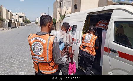 Rafah, Gaza. 20 juin 2024. Le personnel d’urgence palestinien transporte les blessés après une frappe aérienne israélienne sur un bâtiment à Rafah dans le Sud de la bande de Gaza, le 20 juin 2024. Photo de la Défense civile palestinienne/UPI crédit : UPI/Alamy Live News Banque D'Images