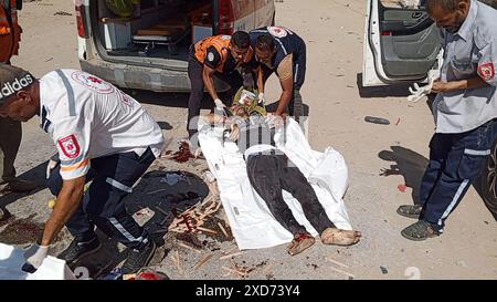 Rafah, Gaza. 20 juin 2024. Le personnel d’urgence palestinien transporte les blessés après une frappe aérienne israélienne sur un bâtiment à Rafah dans le Sud de la bande de Gaza, le 20 juin 2024. Photo de la Défense civile palestinienne/UPI crédit : UPI/Alamy Live News Banque D'Images