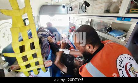 Rafah, Gaza. 20 juin 2024. Le personnel d’urgence palestinien transporte les blessés après une frappe aérienne israélienne sur un bâtiment à Rafah dans le Sud de la bande de Gaza, le 20 juin 2024. Photo de la Défense civile palestinienne/UPI crédit : UPI/Alamy Live News Banque D'Images