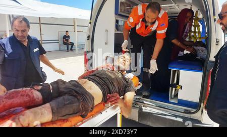 Rafah, Gaza. 20 juin 2024. Le personnel d’urgence palestinien transporte les blessés après une frappe aérienne israélienne sur un bâtiment à Rafah dans le Sud de la bande de Gaza, le 20 juin 2024. Photo de la Défense civile palestinienne/UPI crédit : UPI/Alamy Live News Banque D'Images