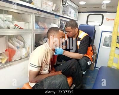 Rafah, Gaza. 20 juin 2024. Le personnel d’urgence palestinien transporte les blessés après une frappe aérienne israélienne sur un bâtiment à Rafah dans le Sud de la bande de Gaza, le 20 juin 2024. Photo de la Défense civile palestinienne/UPI crédit : UPI/Alamy Live News Banque D'Images