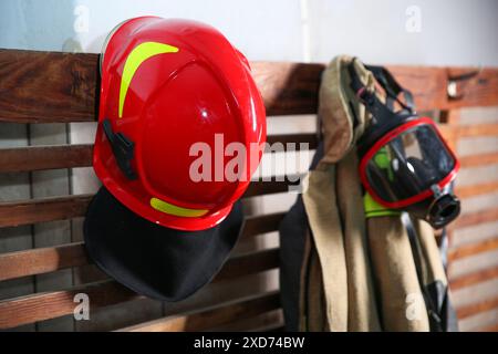 Uniforme de pompier, casque et masque au poste Banque D'Images