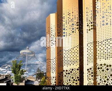 WA24926-00....WASHINGTON - sculpture dans le River Front Park de Spokane simulant des formations de basalte culumber avec le pavillon de l'Expo en arrière-plan. Banque D'Images