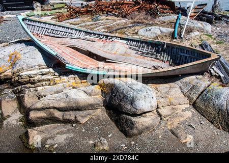 Bateau en bois brisé délabré laissé sur les rochers à Peggy's Cove, Nouvelle-Écosse, Canada Banque D'Images