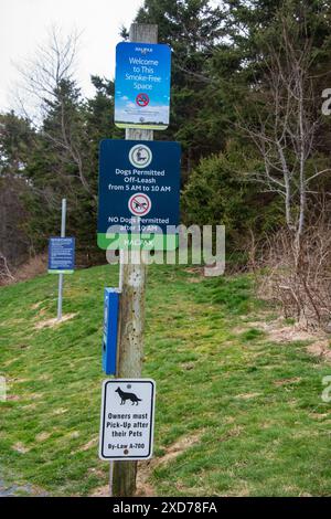 Pas de chiens et panneaux d'espace sans fumée au parc point Pleasant à Halifax, Nouvelle-Écosse, Canada Banque D'Images