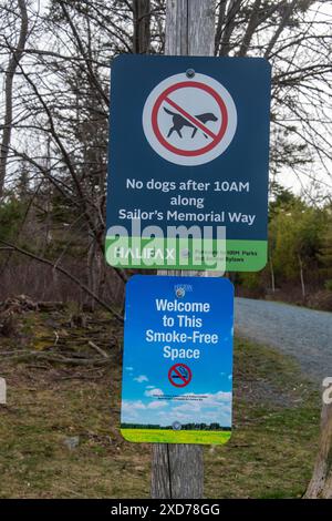 Pas de chiens et panneaux d'espace sans fumée au parc point Pleasant à Halifax, Nouvelle-Écosse, Canada Banque D'Images