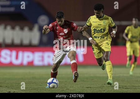 GO - GOIANIA - 06/20/2024 - BRASILEIRO B 2024, VILA NOVA-GO x MIRASSOL - Henrique Almeida de Vila Nova-GO conteste une offre avec Warley de Mirassol lors d'un match au stade Onesio Brasileiro Alvarenga pour le championnat brésilien B 2024. Photo : Heber Gomes/AGIF Banque D'Images