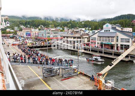 Port de Ketchikan, passagers revenant de shopping et excursions à terre au Carnival Panorama Luminosa Cruise Ship, brouillard envahissant, Alaska. Banque D'Images