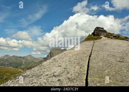 Une fissure droite longeant le bord d'une immense dalle de granit jusqu'au sommet d'une haute montagne. Parc naturel Ergaki, région de Krasnoïarsk, Sibérie, Russ Banque D'Images