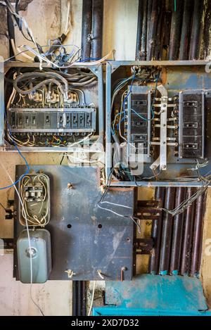 Ancienne boîte métallique électrique avec interrupteurs en plastique. Fils et autres petits détails à l'intérieur Banque D'Images