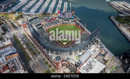 San Francisco, CA, États-Unis. 19 juin 2024. Les Giants de San Francisco honorent Willie Mays, qui est décédé récemment, avec un hommage sur le Jumbotron central à Oracle Park. La vue aérienne capture la beauté du stade avec pour toile de fond la baie de San Francisco. (Crédit image : © Walter G. Arce Sr./ASP via ZUMA Press Wire) USAGE ÉDITORIAL SEULEMENT! Non destiné à UN USAGE commercial ! Banque D'Images
