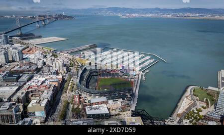 San Francisco, CA, États-Unis. 19 juin 2024. Les Giants de San Francisco honorent Willie Mays, qui est décédé récemment, avec un hommage sur le Jumbotron central à Oracle Park. La vue aérienne capture la beauté du stade avec pour toile de fond la baie de San Francisco. (Crédit image : © Walter G. Arce Sr./ASP via ZUMA Press Wire) USAGE ÉDITORIAL SEULEMENT! Non destiné à UN USAGE commercial ! Banque D'Images