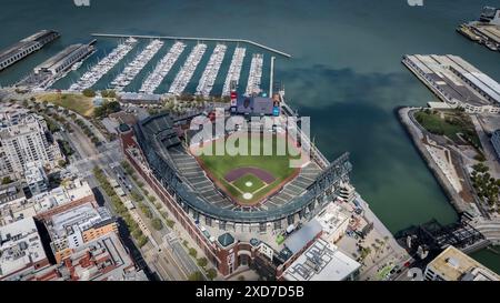San Francisco, CA, États-Unis. 19 juin 2024. Les Giants de San Francisco honorent Willie Mays, qui est décédé récemment, avec un hommage sur le Jumbotron central à Oracle Park. La vue aérienne capture la beauté du stade avec pour toile de fond la baie de San Francisco. (Crédit image : © Walter G. Arce Sr./ASP via ZUMA Press Wire) USAGE ÉDITORIAL SEULEMENT! Non destiné à UN USAGE commercial ! Banque D'Images